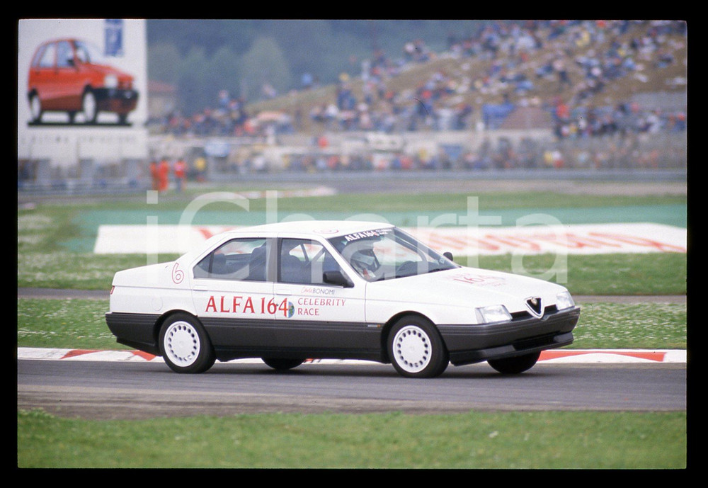 Carlo BONOMI ALFA 164 CELEBRITY RACE SAN MARINO GP 1988 35 mm vintage slide Diapositiva d'epoca, in formato 35 mm.CONDIZIONI: GOODE' severamente vietata la riproduzione. Tutti i diritti sono riservati.Nella diapositiva ICharta mette in vendita, sul negozio eBay e in esclusiva sul sito "icharta" il proprio archivio composto da numerose diapositive e negativi fotografici d'epoca, tutti originali e autentici, che attraversano la storia del costume italiano tra gli la fine degli anni Sessanta e Novanta.Si tratta di uno sguardo inedito sull'attualità , la politica, la vita quotidiana, il gossip e la cultura, che fotografa il cambiamento della nazione in quest'ultimo scorcio del XX secolo. Un'occasione unica per il mercato del collezionismo, che vede finalmente disponibile un archivio eccezionale per vastità , tematiche e condizioni, in un settore (il negativo fotografico e la diapositiva) di assoluta novità  e dalle interessanti prospettive di investimento.  GOOD/buono   originale e autentica 1