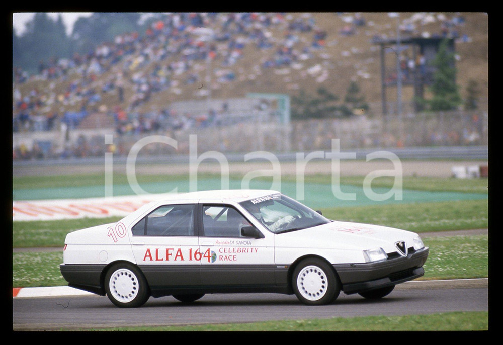 Amedeo DI SAVOIA ALFA 164 CELEBRITY RACE SAN MARINO GP 1988 35 mm vintage slide Diapositiva d'epoca, in formato 35 mm.CONDIZIONI: GOODE' severamente vietata la riproduzione. Tutti i diritti sono riservati.Nella diapositiva ICharta mette in vendita, sul negozio eBay e in esclusiva sul sito "icharta" il proprio archivio composto da numerose diapositive e negativi fotografici d'epoca, tutti originali e autentici, che attraversano la storia del costume italiano tra gli la fine degli anni Sessanta e Novanta.Si tratta di uno sguardo inedito sull'attualità , la politica, la vita quotidiana, il gossip e la cultura, che fotografa il cambiamento della nazione in quest'ultimo scorcio del XX secolo. Un'occasione unica per il mercato del collezionismo, che vede finalmente disponibile un archivio eccezionale per vastità , tematiche e condizioni, in un settore (il negativo fotografico e la diapositiva) di assoluta novità  e dalle interessanti prospettive di investimento.  GOOD/buono   originale e autentica 1