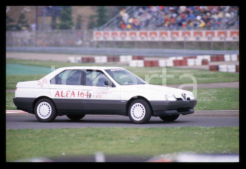 Renato ROSSELLINI ALFA 164 CELEBRITY RACE SAN MARINO GP 1988 35mm vintage slide Diapositiva d'epoca, in formato 35 mm.CONDIZIONI: GOODE' severamente vietata la riproduzione. Tutti i diritti sono riservati.Nella diapositiva ICharta mette in vendita, sul negozio eBay e in esclusiva sul sito "icharta" il proprio archivio composto da numerose diapositive e negativi fotografici d'epoca, tutti originali e autentici, che attraversano la storia del costume italiano tra gli la fine degli anni Sessanta e Novanta.Si tratta di uno sguardo inedito sull'attualità , la politica, la vita quotidiana, il gossip e la cultura, che fotografa il cambiamento della nazione in quest'ultimo scorcio del XX secolo. Un'occasione unica per il mercato del collezionismo, che vede finalmente disponibile un archivio eccezionale per vastità , tematiche e condizioni, in un settore (il negativo fotografico e la diapositiva) di assoluta novità  e dalle interessanti prospettive di investimento.  GOOD/buono   originale e autentica 1