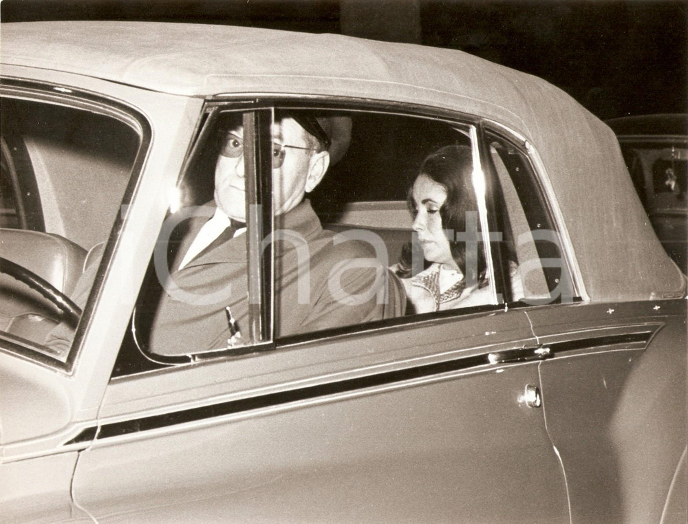 Fotografia d epoca originale 1965 ca ROMA ? Elizabeth TAYLOR protetta dai flash dei PAPARAZZI Foto 3 1