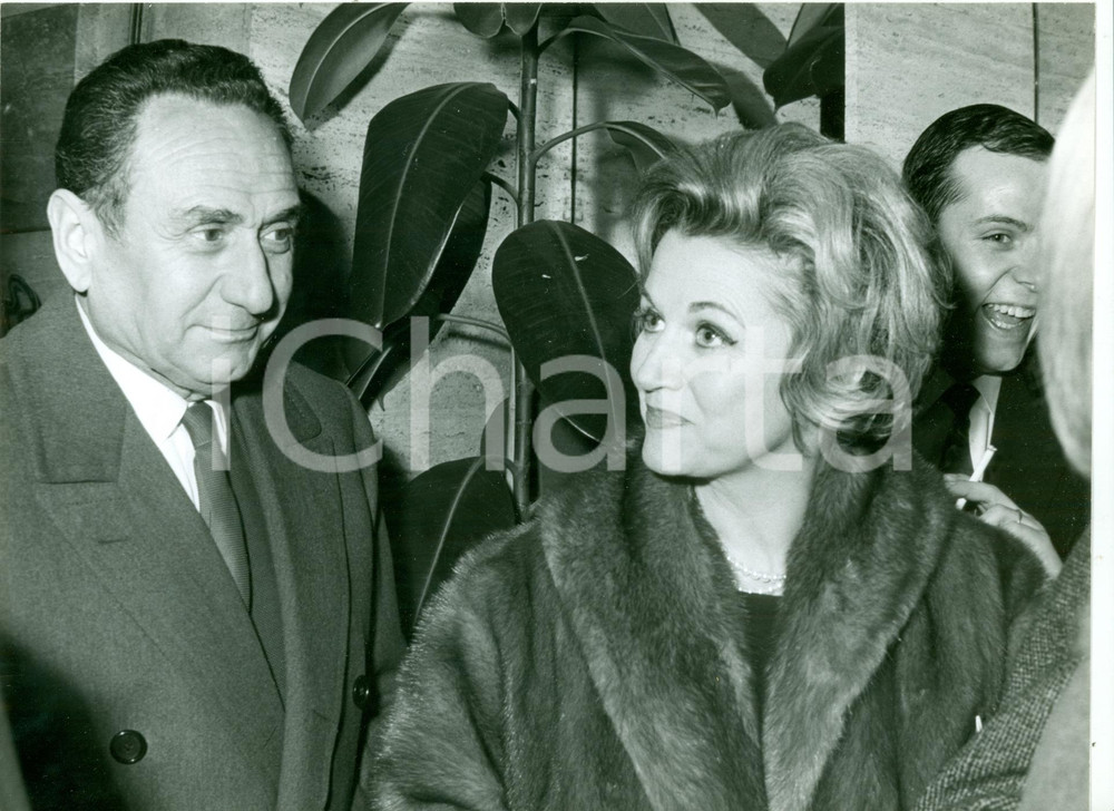 Fotografia d epoca originale 1965 ca PARIS Attrice Micheline SANDRELLE a una serata di gala Fotografia 2 1