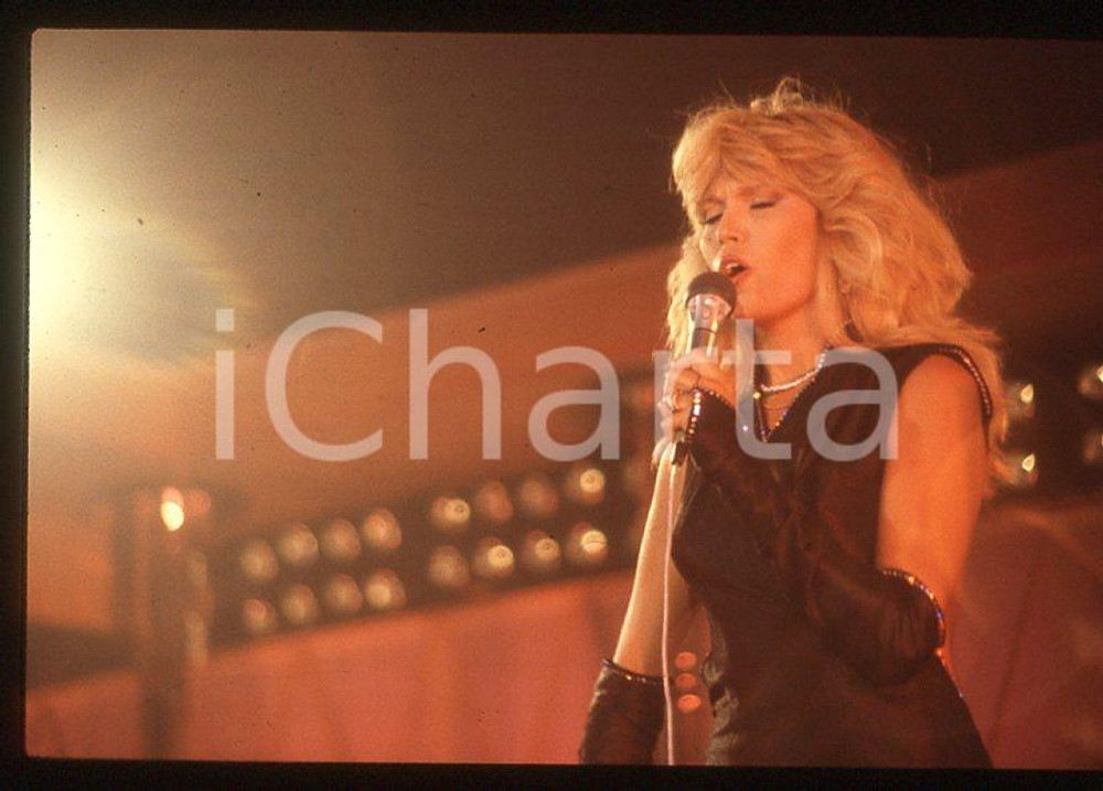 Fotografia d epoca originale Amanda LEAR canta a RIVA DEL GARDA 1983  35 mm vintage slide 57 1