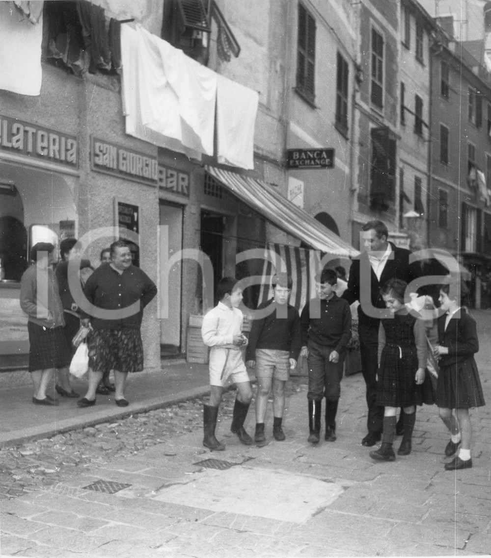 1962 PORTOFINO Attore Raymond BURR con un gruppo di bambini - Foto vintage 1962Fotografia vintage rara d'epoca.Timbro archivio Publifoto Genova al verso.FORMATO: 18x19 cm CONDIZIONI: POOR (difetti di stampa)ICHARTA mette in vendita le stampe vintage della collezione Publifoto Genova, per la maggior parte inedita o in tiratura di pochi esemplari. Si tratta di un'ottima opportunit&agrave; di investimento per i collezionisti di fotografie d'epoca.    originale e autentica 1