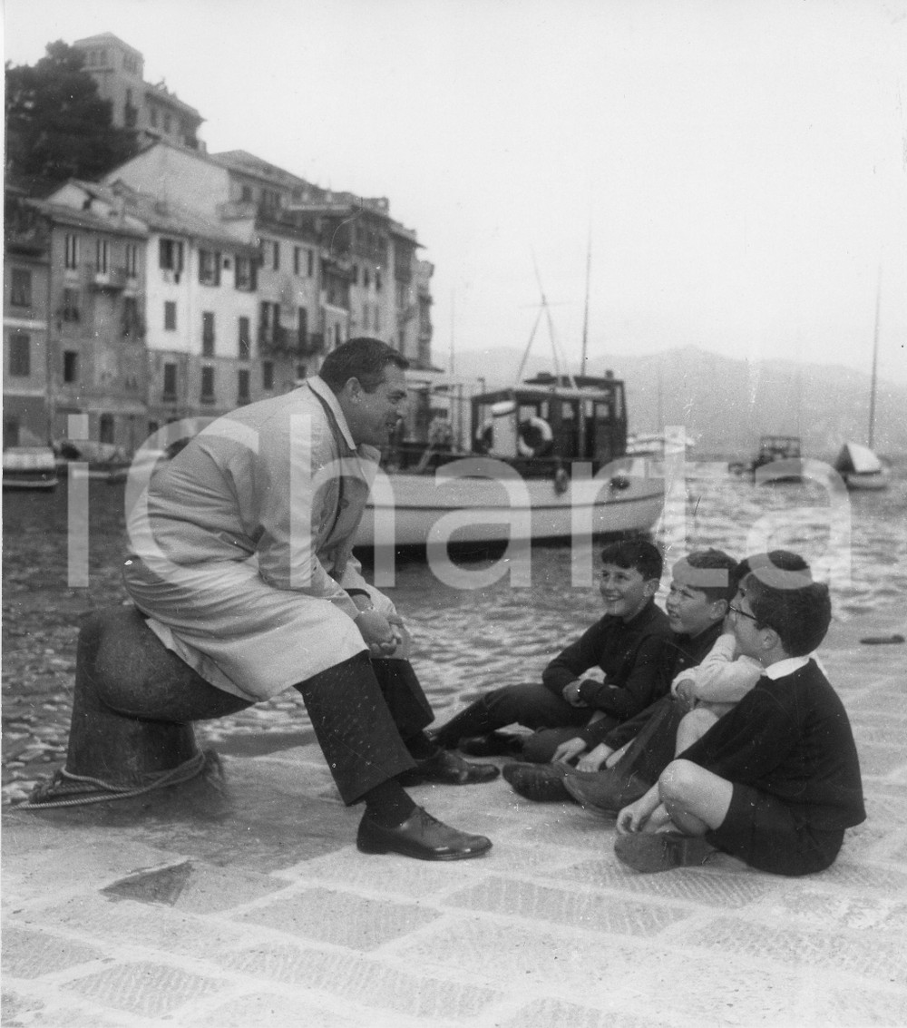 1962 PORTOFINO Attore Raymond BURR con un gruppo di bambini (2) Foto vintage 1962Fotografia vintage rara d'epoca.Timbro archivio Publifoto Genova al verso.FORMATO: 18x24 cm CONDIZIONI: FAIR (difetti di stampa)ICHARTA mette in vendita le stampe vintage della collezione Publifoto Genova, per la maggior parte inedita o in tiratura di pochi esemplari. Si tratta di un'ottima opportunit&agrave; di investimento per i collezionisti di fotografie d'epoca.    originale e autentica 1