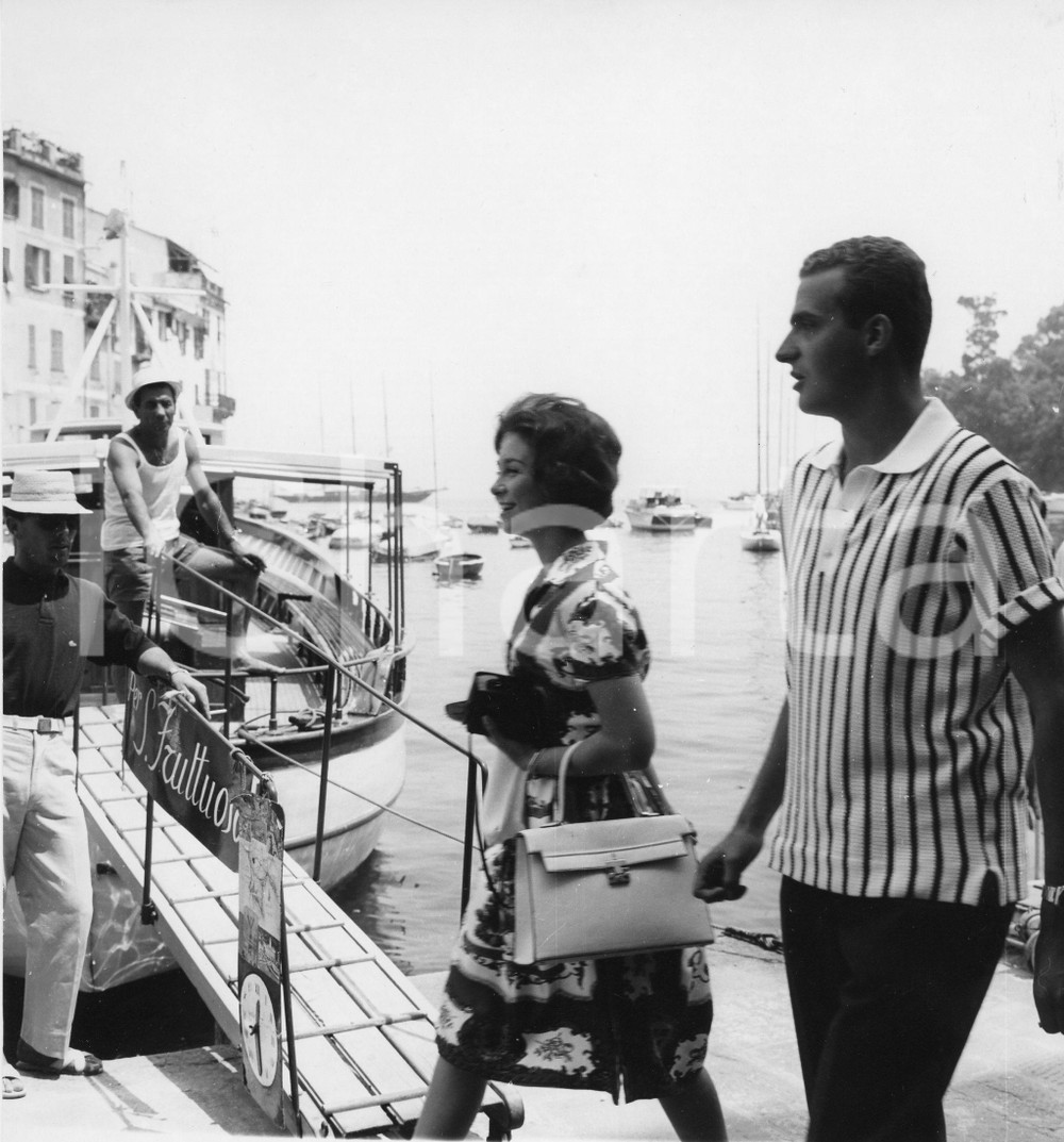 1962 PORTOFINO Juan Carlos di Borbone a passeggio con Sofia di Grecia (3) Foto 1962Fotografia vintage rara d'epoca.Timbro archivio Publifoto Genova al verso.FORMATO: 18x19 cm CONDIZIONI: FAIR (difetti di stampa)ICHARTA mette in vendita le stampe vintage della collezione Publifoto Genova, per la maggior parte inedita o in tiratura di pochi esemplari. Si tratta di un'ottima opportunit&agrave; di investimento per i collezionisti di fotografie d'epoca.    originale e autentica 1