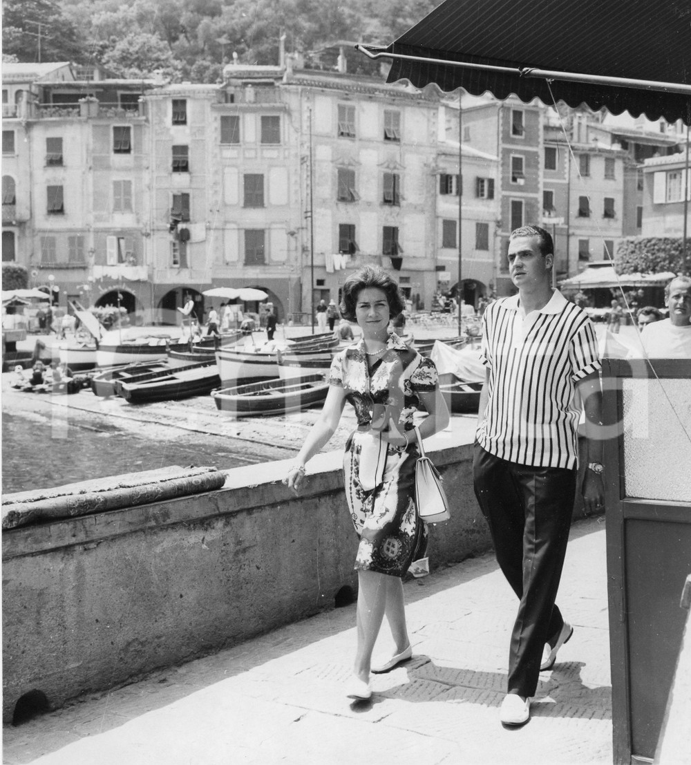 1962 PORTOFINO Juan Carlos di Borbone a passeggio con Sofia di Grecia (5) Foto 1962Fotografia vintage rara d'epoca.Timbro archivio Publifoto Genova al verso.FORMATO: 18x19 cm CONDIZIONI: G (difetti di stampa)ICHARTA mette in vendita le stampe vintage della collezione Publifoto Genova, per la maggior parte inedita o in tiratura di pochi esemplari. Si tratta di un'ottima opportunit&agrave; di investimento per i collezionisti di fotografie d'epoca.    originale e autentica 1