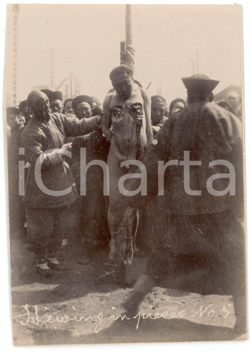 1900 ca CHINA TORTURE LINGCHI Death by a thousand cuts (5) RARE photo 7x10 cm Fotografia originale d'epoca.FORMATO: 7x10 cmCONDIZIONI: GSi precisa che la serie fotografica completa Ã¨ disponibile sul sito www.icharta.com .AVVERTENZAPer le sue caratteristiche di pregio e raritÃ , l'oggetto Ã¨ stato selezionato per la collezione privata di ICharta.    originale e autentica 1