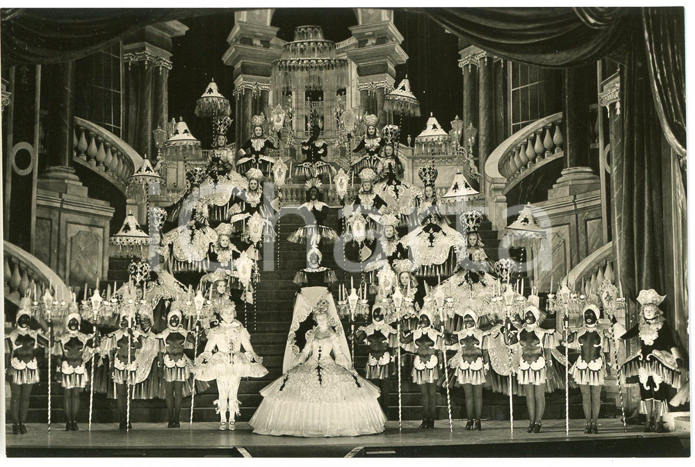 Fotografia d epoca originale 1950 ca PARIS Folies BergÃ¨re  Dancers with black masks  Photo 14x9 cm 1