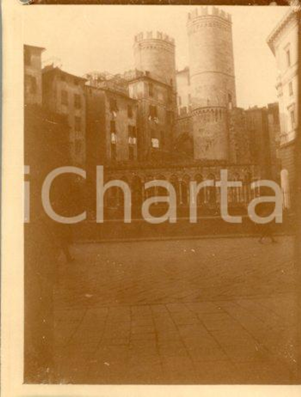 1925 ca GENOVA - Casa di Cristoforo COLOMBO - Fotografia 11x9 cm Fotografia originale d'epoca.La fotografia proviene da un più vasto album che documenta i viaggi di una famiglia di nove persone attraverso l'Europa, il Nord Africa e il Sud America.Rappresenta un'interessante testimonianza di viaggi verso luoghi esotici e lontani o verso i principali monumenti dell'Europa dell'epoca.La presente fotografia è stata scattata a Genova.  GOOD/buono  Formato: 11x9 cm originale e autentica 1