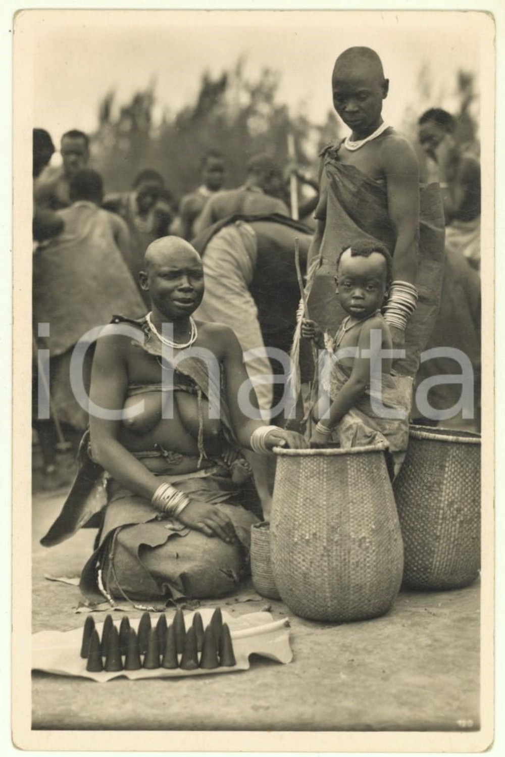 1930 ca C. ZAGOURSKI «L'Afrique qui disparaît» URUNDI Type - Postcard 120  Fotocartolina postale d'epoca, appartenente alla serie «L'Afrique qui disparaît» del fotografo Casimir Zagourski (Léopoldville).N°120, 2^ serie,  non viaggiata. GOOD/buono minime smussature angolari; lieve macchia al verso Formato: 9x14 cm originale e autentica 1