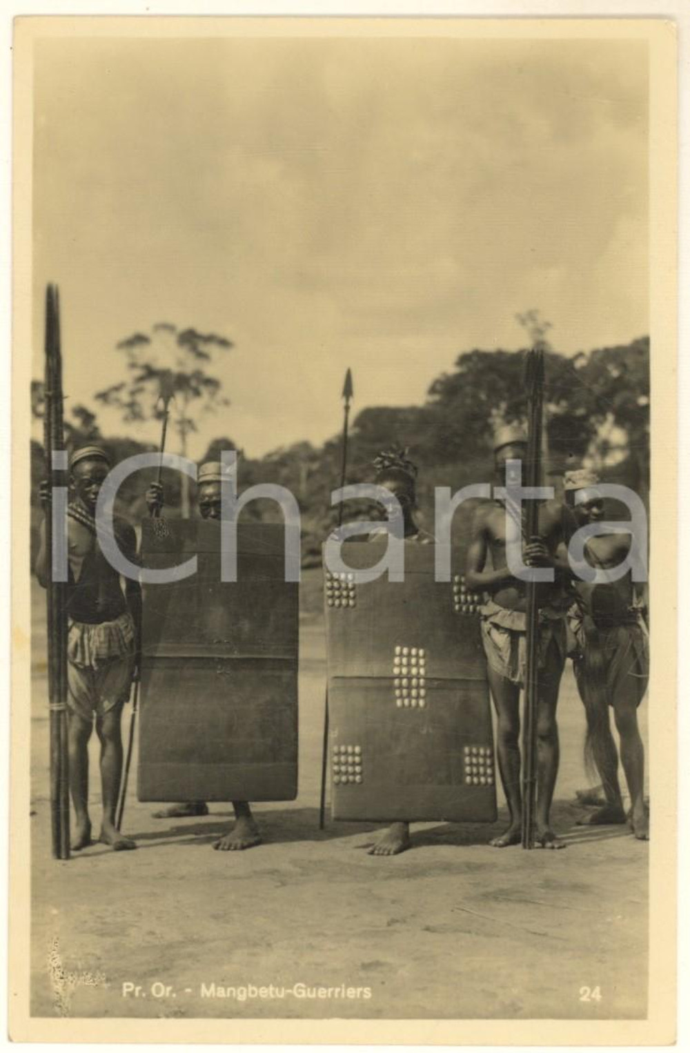 1938 C. ZAGOURSKI «L'Afrique qui disparaît» Pr. Or. MANGBETU - Guerriers 24  Fotocartolina postale d'epoca, appartenente alla serie «L'Afrique qui disparaît» del fotografo Casimir Zagourski (Léopoldville).Viaggiata. FAIR/discreto difetti di stampa Formato: 9x14 cm originale e autentica 1