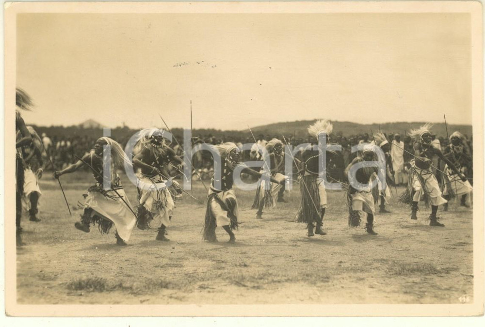 1930 ca ZAGOURSKI «L'Afrique qui disparaît» RUANDA Danses - Postcard n. 116 Fotocartolina postale d'epoca, appartenente alla 2^ serie «L'Afrique qui disparaît» del fotografo Casimir Zagourski (Léopoldville).N° 116, viaggiata. FAIR/discreto piccole macchie al recto Formato: 14x9 cm originale e autentica 1