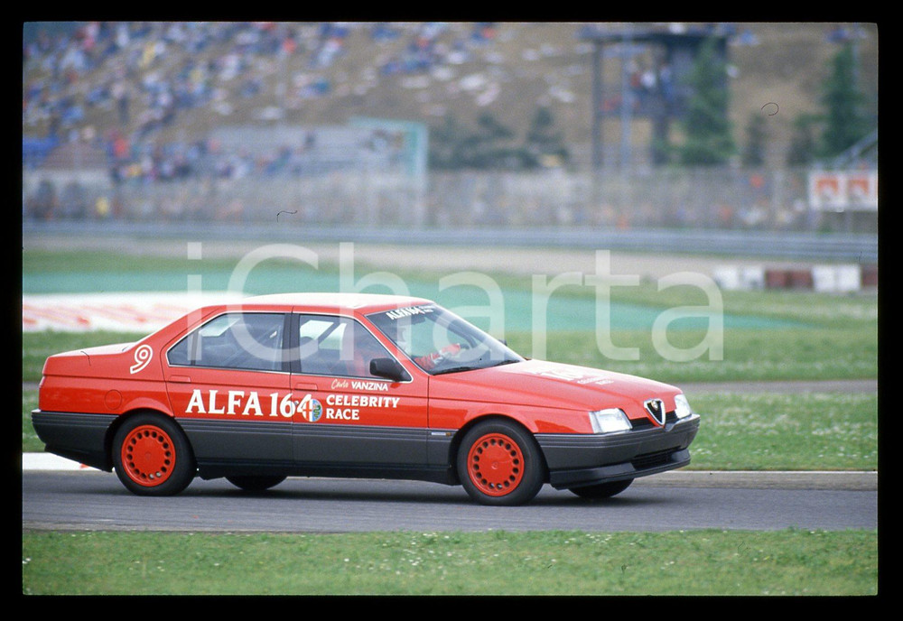 Carlo VANZINA ALFA 164 CELEBRITY RACE SAN MARINO GP 1988 35mm vintage slide Diapositiva d'epoca, in formato 35 mm.CONDIZIONI: GOODE' severamente vietata la riproduzione. Tutti i diritti sono riservati.Nella diapositiva ICharta mette in vendita, sul negozio eBay e in esclusiva sul sito "icharta" il proprio archivio composto da numerose diapositive e negativi fotografici d'epoca, tutti originali e autentici, che attraversano la storia del costume italiano tra gli la fine degli anni Sessanta e Novanta.Si tratta di uno sguardo inedito sull'attualità , la politica, la vita quotidiana, il gossip e la cultura, che fotografa il cambiamento della nazione in quest'ultimo scorcio del XX secolo. Un'occasione unica per il mercato del collezionismo, che vede finalmente disponibile un archivio eccezionale per vastità , tematiche e condizioni, in un settore (il negativo fotografico e la diapositiva) di assoluta novità  e dalle interessanti prospettive di investimento.  GOOD/buono   originale e autentica 1