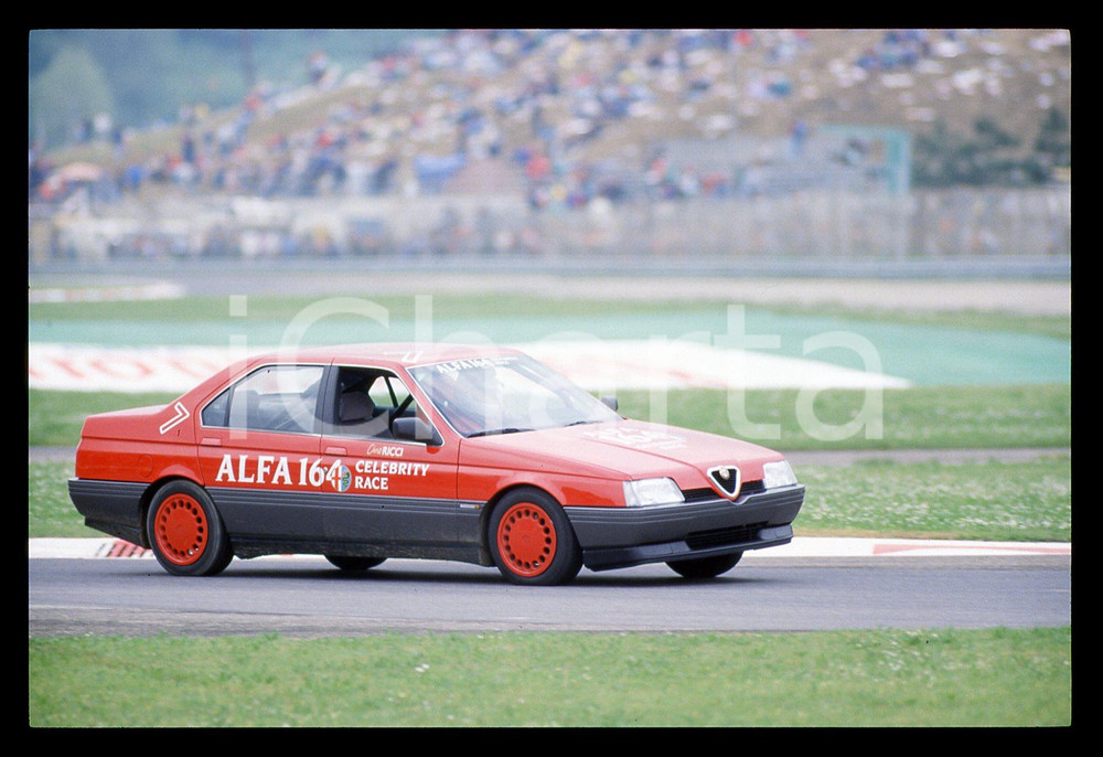 Cino RICCI ALFA 164 CELEBRITY RACE SAN MARINO GP 1988 35 mm vintage slide Diapositiva d'epoca, in formato 35 mm.CONDIZIONI: GOODE' severamente vietata la riproduzione. Tutti i diritti sono riservati.Nella diapositiva ICharta mette in vendita, sul negozio eBay e in esclusiva sul sito "icharta" il proprio archivio composto da numerose diapositive e negativi fotografici d'epoca, tutti originali e autentici, che attraversano la storia del costume italiano tra gli la fine degli anni Sessanta e Novanta.Si tratta di uno sguardo inedito sull'attualità , la politica, la vita quotidiana, il gossip e la cultura, che fotografa il cambiamento della nazione in quest'ultimo scorcio del XX secolo. Un'occasione unica per il mercato del collezionismo, che vede finalmente disponibile un archivio eccezionale per vastità , tematiche e condizioni, in un settore (il negativo fotografico e la diapositiva) di assoluta novità  e dalle interessanti prospettive di investimento.  GOOD/buono   originale e autentica 1