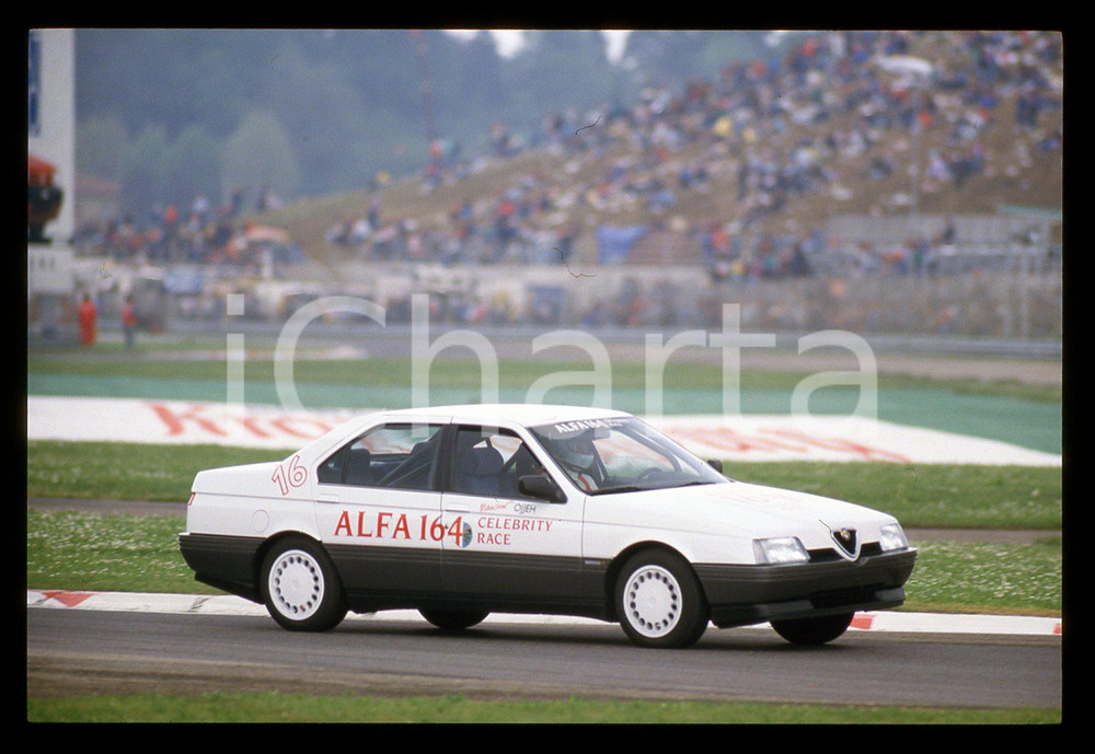 Mansour OJJEH ALFA 164 CELEBRITY RACE SAN MARINO GP 1988 35 mm vintage slide Diapositiva d'epoca, in formato 35 mm.CONDIZIONI: GOODE' severamente vietata la riproduzione. Tutti i diritti sono riservati.Nella diapositiva ICharta mette in vendita, sul negozio eBay e in esclusiva sul sito "icharta" il proprio archivio composto da numerose diapositive e negativi fotografici d'epoca, tutti originali e autentici, che attraversano la storia del costume italiano tra gli la fine degli anni Sessanta e Novanta.Si tratta di uno sguardo inedito sull'attualità , la politica, la vita quotidiana, il gossip e la cultura, che fotografa il cambiamento della nazione in quest'ultimo scorcio del XX secolo. Un'occasione unica per il mercato del collezionismo, che vede finalmente disponibile un archivio eccezionale per vastità , tematiche e condizioni, in un settore (il negativo fotografico e la diapositiva) di assoluta novità  e dalle interessanti prospettive di investimento.  GOOD/buono   originale e autentica 1