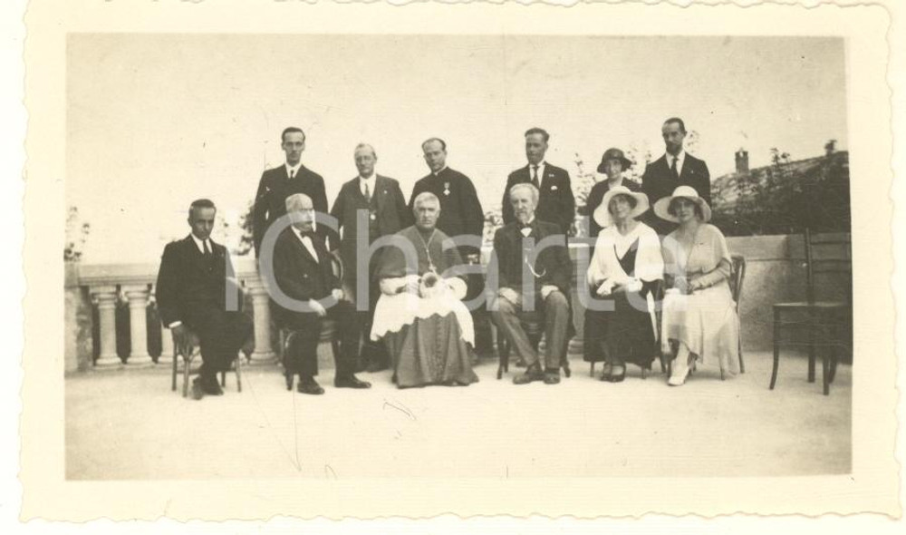 1932 Santuario del SELVAGGIO - Card. Maurilio FOSSATI Mons. Carlo BOVERO *Foto 3  Fotografia d'epoca, con didascalia dattiloscritta al verso che indica la data del 1932 con un punto di domanda (ma la data &egrave; quasi certamente esatta, poich&eacute; mons. Bovero mor&igrave; nel 1935).La fotografia ritrae l'arcivescovo di Torino durante una visita al Santuario del Selvaggio (Giaveno), eretto nel 1926 per volont&agrave; di mons. Carlo Bovero che ne divenne rettore e che &egrave; presente alle spalle del card. Fossati.Gli altri soggetti sono indicati come: Guido Gerardi, Cesarina Gerardi, sig. Rivoira, Beppe Ughetti ed Elena Moda. FAIR/discreto piegatura angolare Formato: 10x6 cm originale e autentica 1