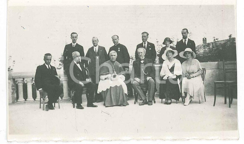 1932 Santuario del SELVAGGIO - Card. Maurilio FOSSATI Mons. Carlo BOVERO *Foto 1  Fotografia d'epoca, con didascalia dattiloscritta al verso che indica la data del 1932 con un punto di domanda (ma la data &egrave; quasi certamente esatta, poich&eacute; mons. Bovero mor&igrave; nel 1935).La fotografia ritrae l'arcivescovo di Torino durante una visita al Santuario del Selvaggio (Giaveno), eretto nel 1926 per volont&agrave; di mons. Carlo Bovero che ne divenne rettore e che &egrave; presente alle spalle del card. Fossati.Gli altri soggetti sono indicati come: Guido Gerardi, Cesarina Gerardi, sig. Rivoira, Beppe Ughetti ed Elena Moda. GOOD/buono minime sovraimpressioni della didascalia al verso Formato: 10x6 cm originale e autentica 1