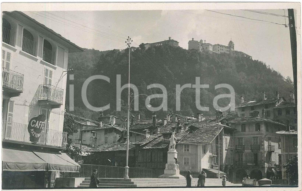 1920 ca VARALLO SESIA (VC) Veduta con il SACRO MONTE - Foto ANIMATA 14x9 cm 2  Fotografia d'epoca, in formato cartolina postale. GOOD/buono ma difetti di stampa Formato: 14x9 cm originale e autentica 1