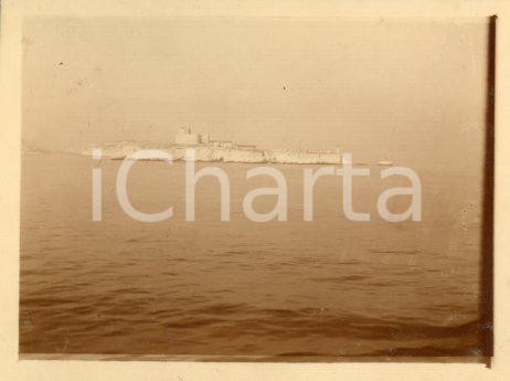 1925 ca MARSEILLE - Veduta Chateau d'If dal mare - Fotografia 11x9 cm Fotografia originale d'epoca.La fotografia proviene da un più vasto album che documenta i viaggi di una famiglia di nove persone attraverso l'Europa, il Nord Africa e il Sud America.Rappresenta un'interessante testimonianza di viaggi verso luoghi esotici e lontani o verso i principali monumenti dell'Europa dell'epoca. GOOD/buono  Formato: 11x9 cm originale e autentica 1