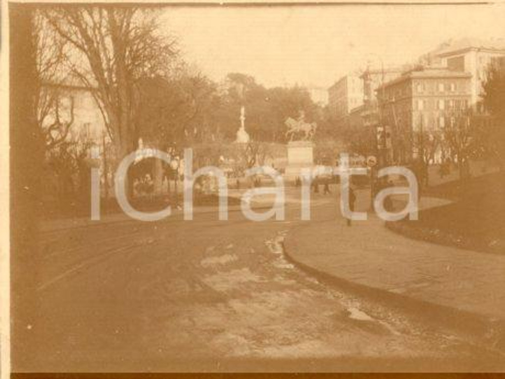 1925 ca GENOVA Piazza Corvetto - Monumento a VITTORIO EMANUELE II - Foto 11x9 cm Fotografia originale d'epoca.La fotografia proviene da un più vasto album che documenta i viaggi di una famiglia di nove persone attraverso l'Europa, il Nord Africa e il Sud America.Rappresenta un'interessante testimonianza di  viaggi verso luoghi esotici e lontani o verso i principali monumenti dell'Europa dell'epoca. GOOD/buono  Formato: 11x9 cm originale e autentica 1