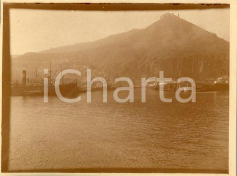 1925 ca ALGERIA Porto di ORAN - Veduta panoramica dal mare - Fotografia 11x9 cm Fotografia originale d'epoca.La fotografia proviene da un più vasto album che documenta i viaggi di una famiglia di nove persone attraverso l'Europa, il Nord Africa e il Sud America.Rappresenta un'interessante testimonianza di viaggi verso luoghi esotici e lontani o verso i principali monumenti dell'Europa dell'epoca. GOOD/buono  Formato: 11x9 cm originale e autentica 1