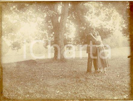 1925 ca VERSAILLES - Coppia in un parco (1) - Fotografia 11x9 cm Fotografia originale d'epoca.La fotografia proviene da un più vasto album che documenta i viaggi di una famiglia di nove persone attraverso l'Europa, il Nord Africa e il Sud America.La presente attesta una tappa in Francia, nella zona di Parigi e Versailles. Rappresenta un'interessante testimonianza di viaggi verso luoghi esotici e lontani o i principali monumenti dell'Europa dell'epoca. GOOD/buono  Formato: 11x9 cm originale e autentica 1
