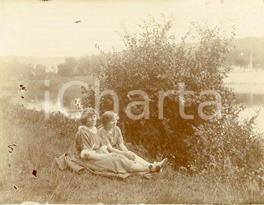 1925 ca VERSAILLES - Coppia di donne al fiume - Fotografia 11x9 cm Fotografia originale d'epoca.La fotografia proviene da un più vasto album che documenta i viaggi di una famiglia di nove persone attraverso l'Europa, il Nord Africa e il Sud America.La presente attesta una tappa in Francia, nella zona di Parigi e Versailles. Rappresenta un'interessante testimonianza di molteplici viaggi verso luoghi esotici e lontani o i principali monumenti dell'Europa dell'epoca. FAIR/discreto difetti di stampa Formato: 11x9 cm originale e autentica 1