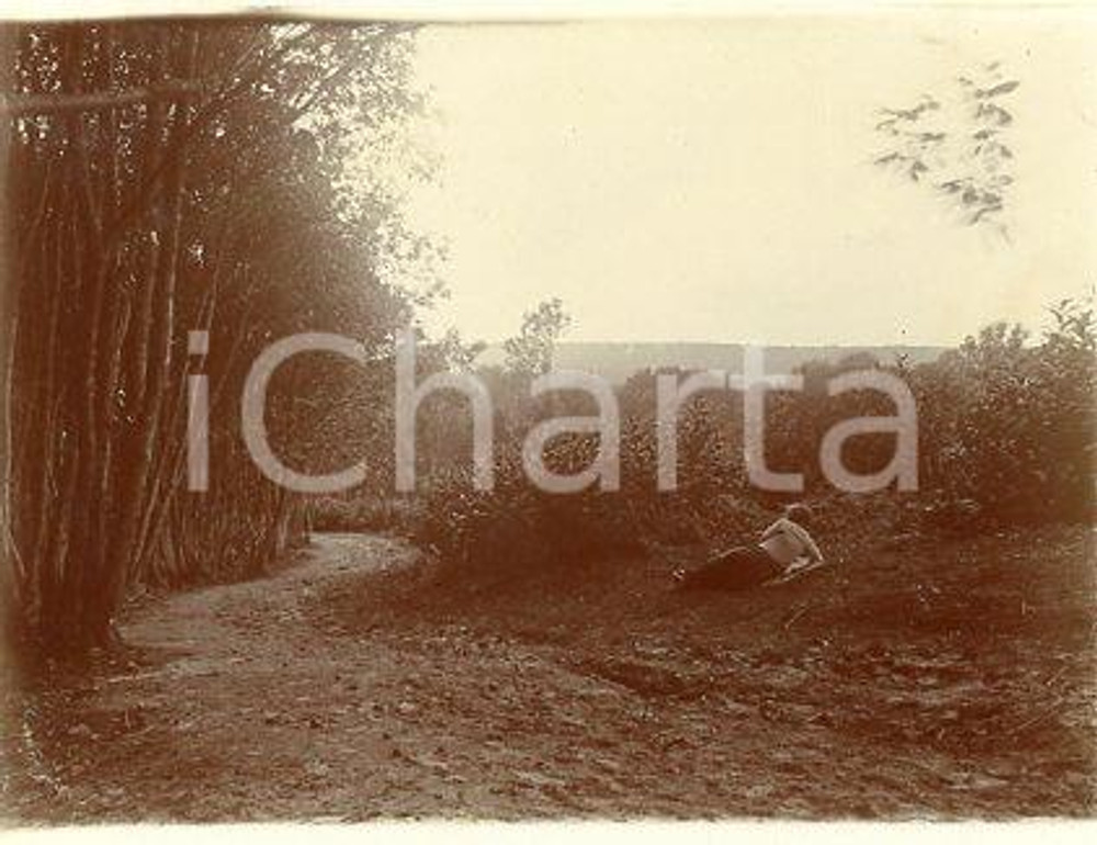 1925 ca VERSAILLES - Donna in un bosco (2) - Fotografia 11x9 cm Fotografia originale d'epoca.La fotografia proviene da un più vasto album che documenta i viaggi di una famiglia di nove persone attraverso l'Europa, il Nord Africa e il Sud America.Rappresenta un'interessante testimonianza di molteplici viaggi verso luoghi esotici e lontani o i principali monumenti dell'Europa dell'epoca. FAIR/discreto difetti di stampa Formato: 11x9 cm originale e autentica 1