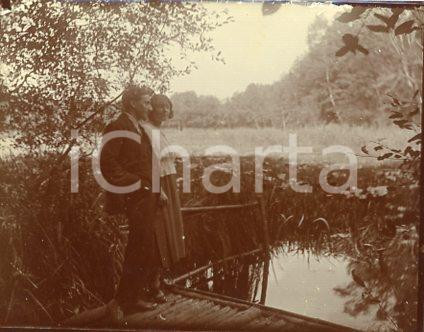 1925 ca VERSAILLES - Coppia in un parco (3) - Fotografia 11x9 cm Fotografia originale d'epoca.La fotografia proviene da un più vasto album che documenta i viaggi di una famiglia di nove persone attraverso l'Europa, il Nord Africa e il Sud America.Rappresenta un'interessante testimonianza di viaggi verso luoghi esotici e lontani o i principali monumenti dell'Europa dell'epoca. GOOD/buono  Formato: 11x9 cm originale e autentica 1