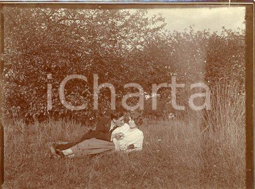 1925 ca VERSAILLES - Coppia in un parco (4) - Fotografia 11x9 cm Fotografia originale d'epoca.La fotografia proviene da un più vasto album che documenta i viaggi di una famiglia di nove persone attraverso l'Europa, il Nord Africa e il Sud America.Rappresenta un'interessante testimonianza di viaggi verso luoghi esotici e lontani o verso i principali monumenti dell'Europa dell'epoca. GOOD/buono  Formato: 11x9 cm originale e autentica 1