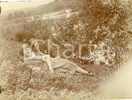 1925 ca VERSAILLES - Coppia in un parco (6) - Fotografia 11x9 cm Fotografia originale d'epoca.La fotografia proviene da un più vasto album che documenta i viaggi di una famiglia di nove persone attraverso l'Europa, il Nord Africa e il Sud America.Rappresenta un'interessante testimonianza di viaggi verso luoghi esotici e lontani o verso i principali monumenti dell'Europa dell'epoca. GOOD/buono  Formato: 11x9 cm originale e autentica 1