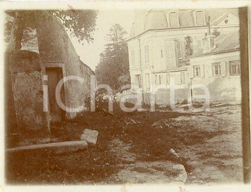 1925 ca VERSAILLES - Paesaggio cittadino (2) - Fotografia 11x9 cm Fotografia originale d'epoca.La fotografia proviene da un più vasto album che documenta i viaggi di una famiglia di nove persone attraverso l'Europa, il Nord Africa e il Sud America.Rappresenta un'interessante testimonianza di molteplici viaggi verso luoghi esotici e lontani o verso i principali monumenti dell'Europa dell'epoca. GOOD/buono  Formato: 11x9 cm originale e autentica 1