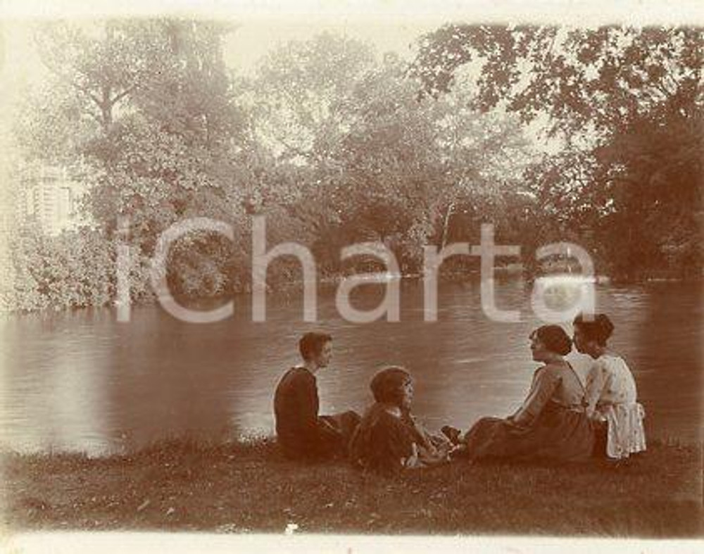 1925 ca VERSAILLES - Gruppo di donne al fiume - Fotografia 11x9 cm Fotografia originale d'epoca.La fotografia proviene da un più vasto album che documenta i viaggi di una famiglia di nove persone attraverso l'Europa, il Nord Africa e il Sud America.Rappresenta un'interessante testimonianza di viaggi verso luoghi esotici e lontani o verso i principali monumenti dell'Europa dell'epoca. GOOD/buono  Formato: 11x9 cm originale e autentica 1