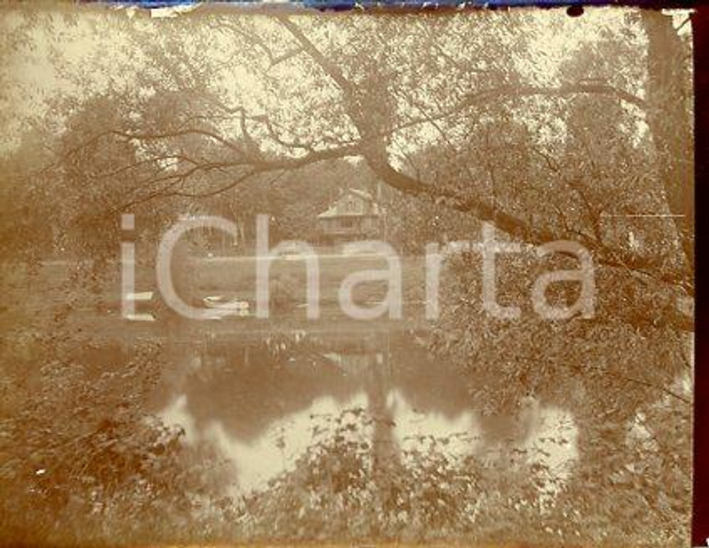 1925 ca VERSAILLES - Paesaggio sul fiume - Fotografia 11x9 cm Fotografia originale d'epoca.La fotografia proviene da un più vasto album che documenta i viaggi di una famiglia di nove persone attraverso l'Europa, il Nord Africa e il Sud America.Rappresenta un'interessante testimonianza di molteplici viaggi verso luoghi esotici e lontani o verso i principali monumenti dell'Europa dell'epoca. GOOD/buono  Formato: 11x9 cm originale e autentica 1