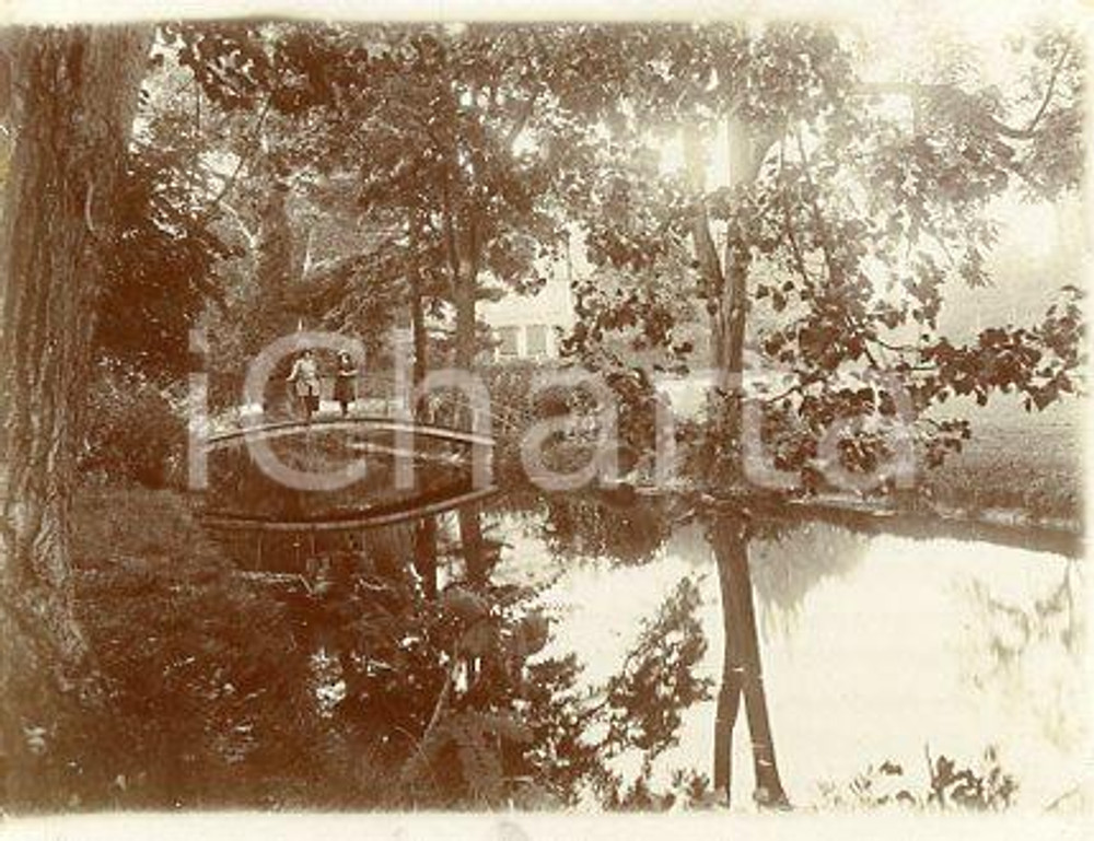 1925 ca VERSAILLES - Gruppo di donne su un ponte - Fotografia 11x9 cm Fotografia originale d'epoca.La fotografia proviene da un più vasto album che documenta i viaggi di una famiglia di nove persone attraverso l'Europa, il Nord Africa e il Sud America.Rappresenta un'interessante testimonianza di molteplici viaggi verso luoghi esotici e lontani o verso i principali monumenti dell'Europa dell'epoca. GOOD/buono  Formato: 11x9 cm originale e autentica 1