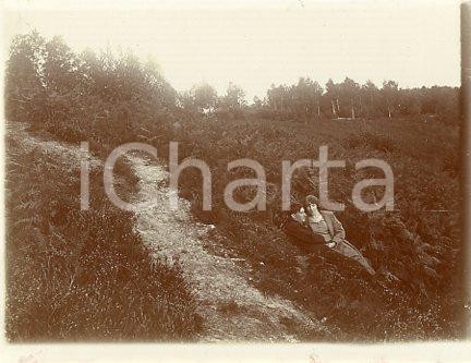 1925 ca VERSAILLES - Coppia in un parco (7) - Fotografia 11x9 cm Fotografia originale d'epoca.La fotografia proviene da un più vasto album che documenta i viaggi di una famiglia di nove persone attraverso l'Europa, il Nord Africa e il Sud America.Rappresenta un'interessante testimonianza di viaggi verso luoghi esotici e lontani o verso i principali monumenti dell'Europa dell'epoca. GOOD/buono  Formato: 11x9 cm originale e autentica 1