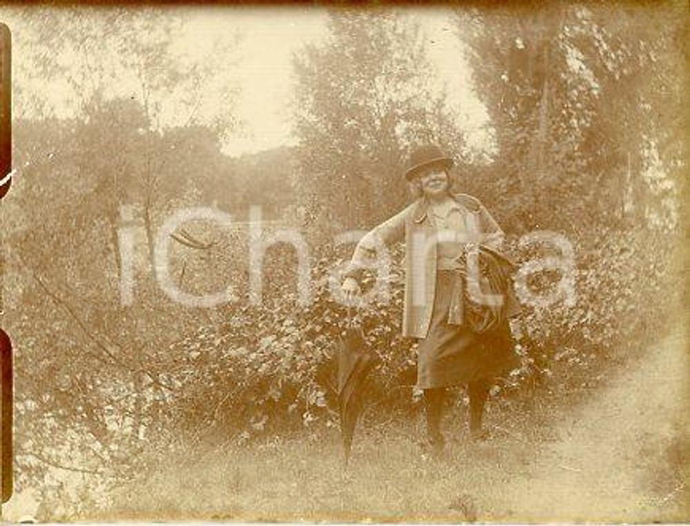 1925 ca VERSAILLES - Donna in un parco con l'ombrello - Fotografia 11x9 cm Fotografia originale d'epoca.La fotografia proviene da un più vasto album che documenta i viaggi di una famiglia di nove persone attraverso l'Europa, il Nord Africa e il Sud America.Rappresenta un'interessante testimonianza di viaggi verso luoghi esotici e lontani o verso i principali monumenti dell'Europa dell'epoca. GOOD/buono  Formato: 11x9 cm originale e autentica 1