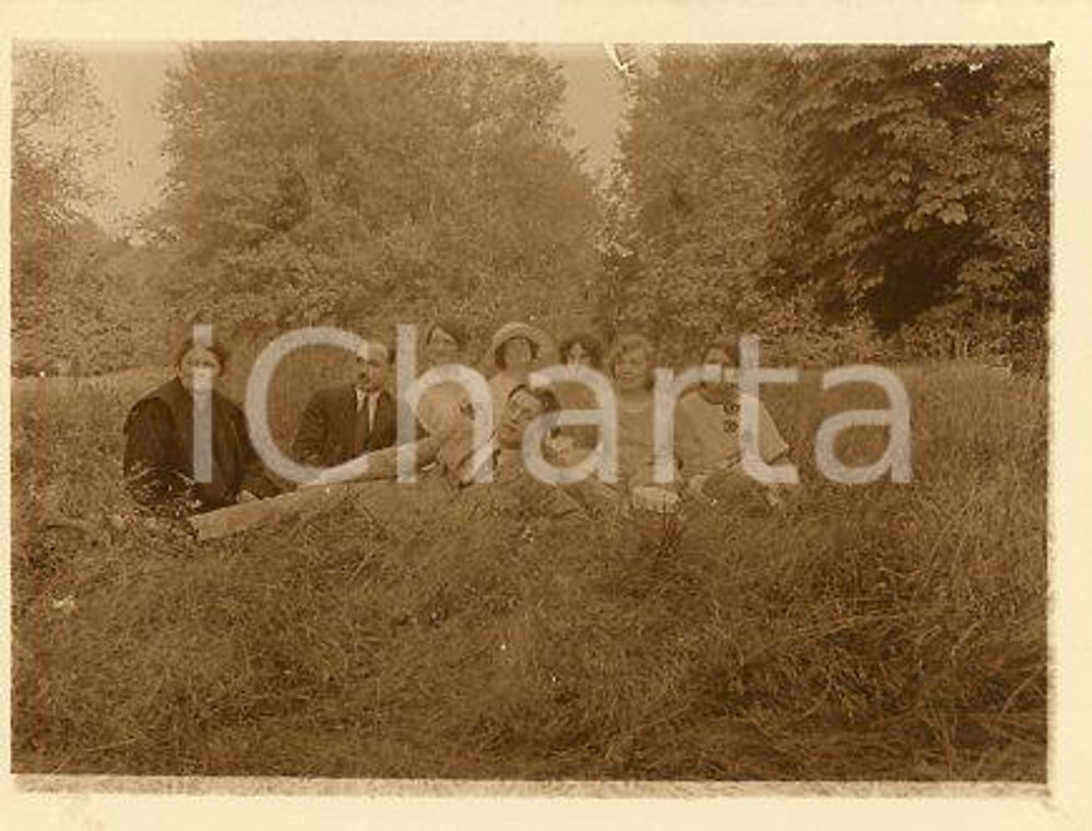 1925 ca VERSAILLES - Famiglia su un prato (1) - Fotografia 11x9 cm Fotografia originale d'epoca.La fotografia proviene da un più vasto album che documenta i viaggi di una famiglia di nove persone attraverso l'Europa, il Nord Africa e il Sud America.Rappresenta un'interessante testimonianza di viaggi verso luoghi esotici e lontani o verso i principali monumenti dell'Europa dell'epoca. GOOD/buono difetti di stampa Formato: 11x9 cm originale e autentica 1