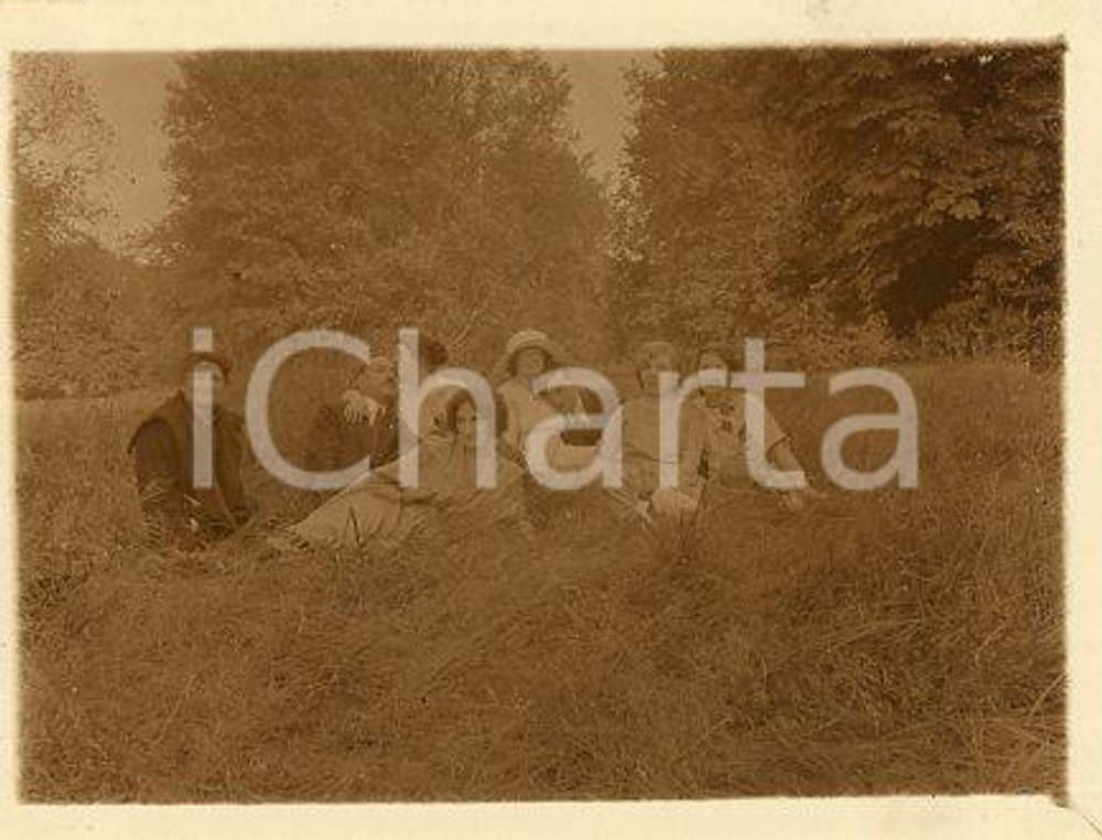 1925 ca VERSAILLES - Famiglia su un prato (2) - Fotografia 11x9 cm Fotografia originale d'epoca.La fotografia proviene da un più vasto album che documenta i viaggi di una famiglia di nove persone attraverso l'Europa, il Nord Africa e il Sud America.Rappresenta un'interessante testimonianza di molteplici viaggi verso luoghi esotici e lontani o verso i principali monumenti dell'Europa dell'epoca. GOOD/buono  Formato: 11x9 cm originale e autentica 1