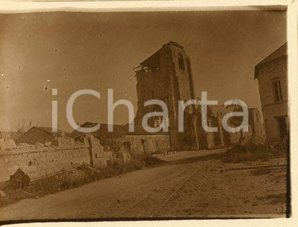1920 ca WW1 CORMICY Chiesa distrutta dalla guerra  - Fotografia 11x9 cm Fotografia originale d'epoca.La fotografia proviene da un più vasto album che documenta i viaggi di una famiglia di nove persone attraverso l'Europa, il Nord Africa e il Sud America.Rappresenta un'interessante testimonianza di  viaggi verso luoghi esotici e lontani o verso i principali monumenti dell'Europa dell'epoca. GOOD/buono  Formato: 11x9 cm originale e autentica 1