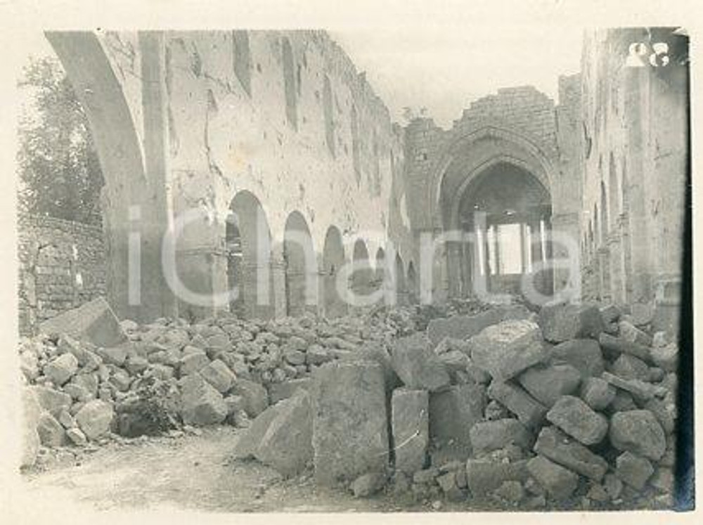 1920 ca WW1 CORMICY Chiesa distrutta dalla guerra (2) Fotografia 11x9 cm Fotografia originale d'epoca.La fotografia proviene da un più vasto album che documenta i viaggi di una famiglia di nove persone attraverso l'Europa, il Nord Africa e il Sud America.Rappresenta un'interessante testimonianza di  viaggi verso luoghi esotici e lontani o verso i principali monumenti dell'Europa dell'epoca. GOOD/buono  Formato: 11x9 cm originale e autentica 1