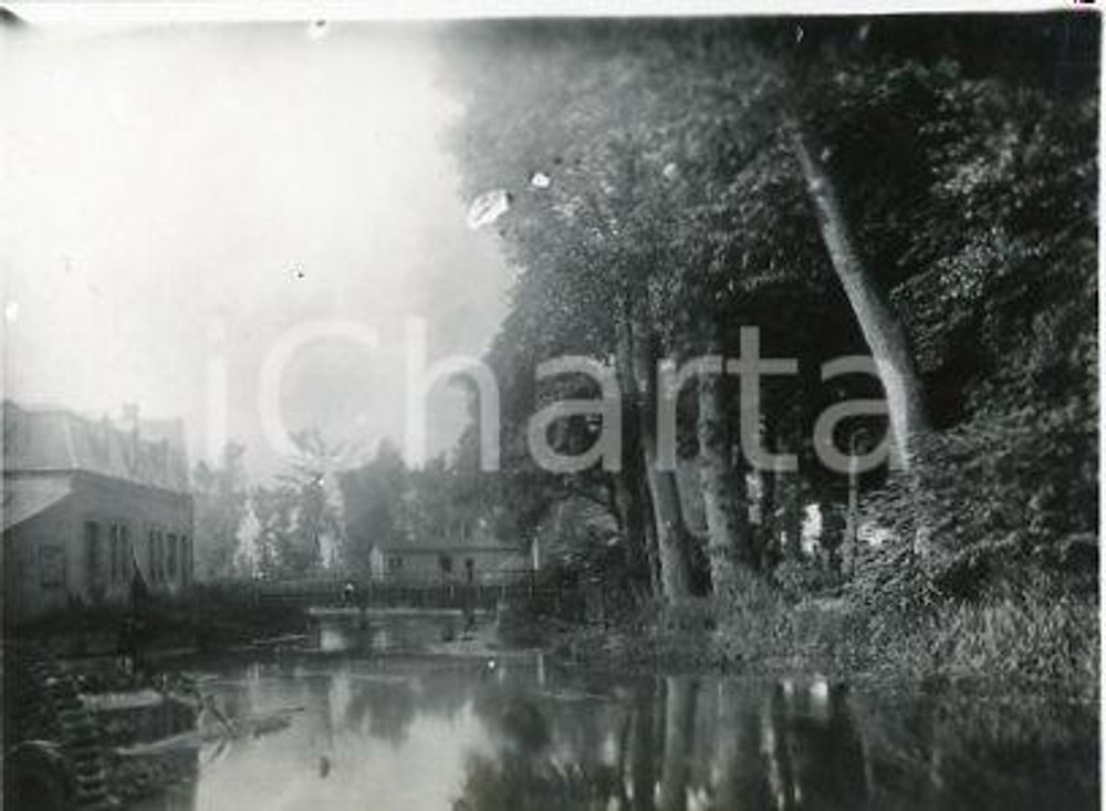 1920 ca FRANCE MARNE Villaggio con mulino - Fotografia 11x9 cm Fotografia originale d'epoca.La fotografia proviene da un più vasto album che documenta i viaggi di una famiglia di nove persone attraverso l'Europa, il Nord Africa e il Sud America.Rappresenta un'interessante testimonianza di molteplici viaggi verso luoghi esotici e lontani o verso i principali monumenti dell'Europa dell'epoca. POOR/danneggiato difetti di stampa Formato: 11x9 cm originale e autentica 1