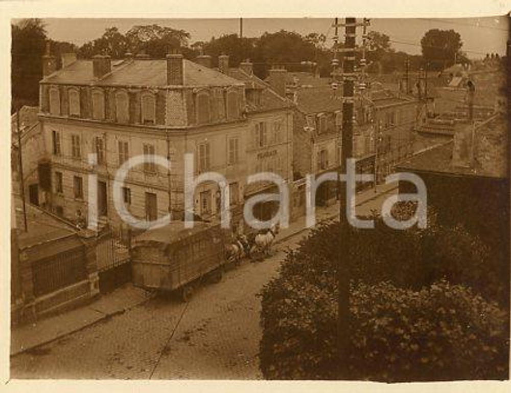1925 ca FRANCE MARNE Paese con farmacia - Carrozza traslochi - Foto 11x9 cm Fotografia originale d'epoca.La fotografia proviene da un più vasto album che documenta i viaggi di una famiglia di nove persone attraverso l'Europa, il Nord Africa e il Sud America.Rappresenta un'interessante testimonianza di molteplici viaggi verso luoghi esotici e lontani o verso i principali monumenti dell'Europa dell'epoca. GOOD/buono  Formato: 11x9 cm originale e autentica 1