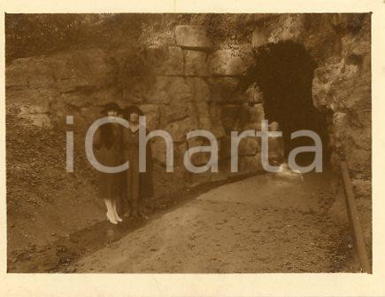 1925 ca FRANCE PARIS area - Coppia di donne *Foto con doppia esposizione 11x9 cm Fotografia originale d'epoca.La fotografia proviene da un più vasto album che documenta i viaggi di una famiglia di nove persone attraverso l'Europa, il Nord Africa e il Sud America.Rappresenta un'interessante testimonianza di  viaggi verso luoghi esotici e lontani o verso i principali monumenti dell'Europa dell'epoca.Si nota nello scatto una bambina soggetta a un curioso effetto di doppia esposizione. GOOD/buono  Formato: 11x9 cm originale e autentica 1