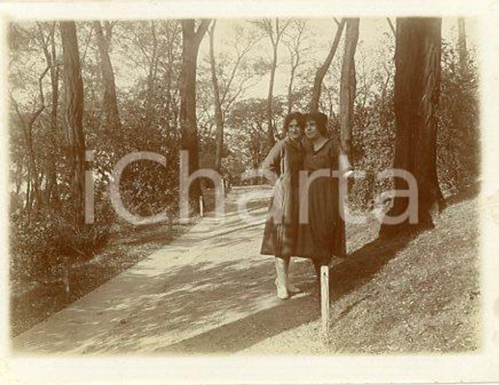 1925 ca VERSAILLES - Donne in un parco (8) - Fotografia 11x9 cm Fotografia originale d'epoca.La fotografia proviene da un più vasto album che documenta i viaggi di una famiglia di nove persone attraverso l'Europa, il Nord Africa e il Sud America.Rappresenta un'interessante testimonianza di molteplici viaggi verso luoghi esotici e lontani o verso i principali monumenti dell'Europa dell'epoca. GOOD/buono  Formato: 11x9 cm originale e autentica 1