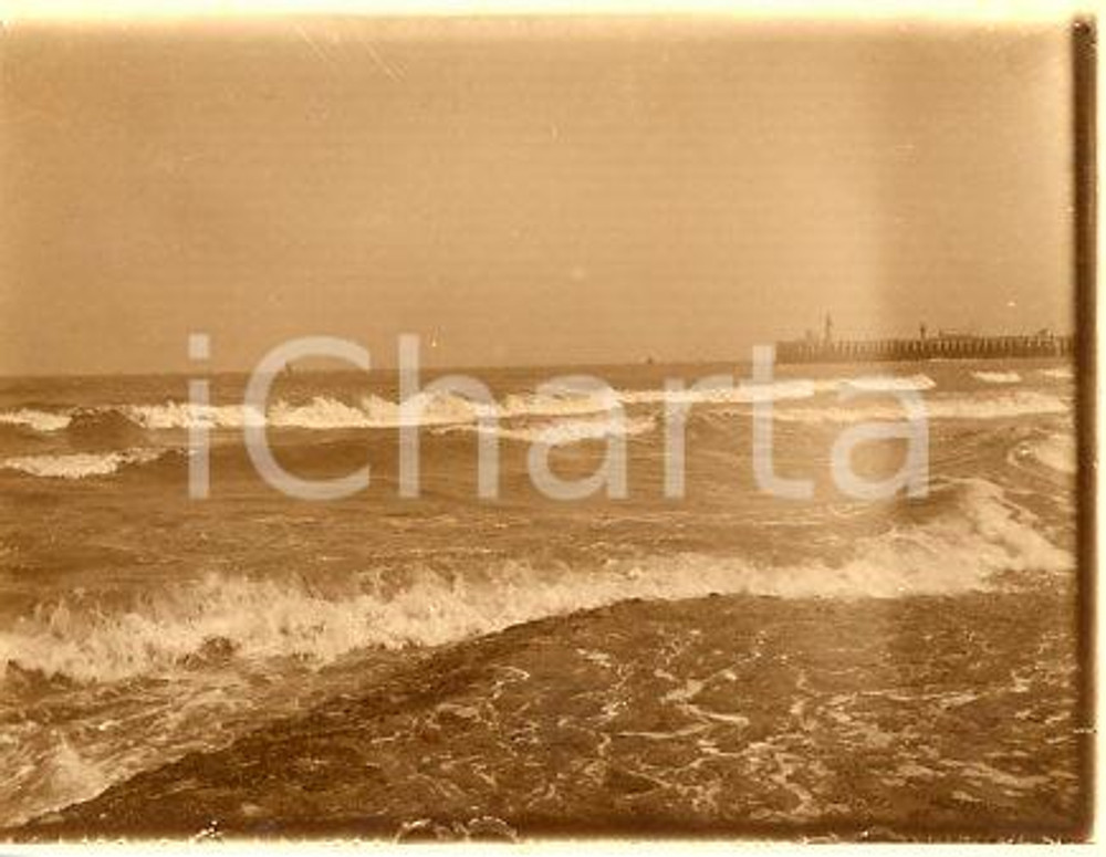 1920 ca BELGIO OSTENDA - Arrivo in porto - Fotografia 11x9 cm Fotografia originale d'epoca.La fotografia proviene da un più vasto album che documenta i viaggi di una famiglia di nove persone attraverso l'Europa, il Nord Africa e il Sud America.Rappresenta un'interessante testimonianza di viaggi verso luoghi esotici e lontani o verso i principali monumenti dell'Europa dell'epoca. FAIR/discreto difetti di stampa Formato: 11x9 cm originale e autentica 1
