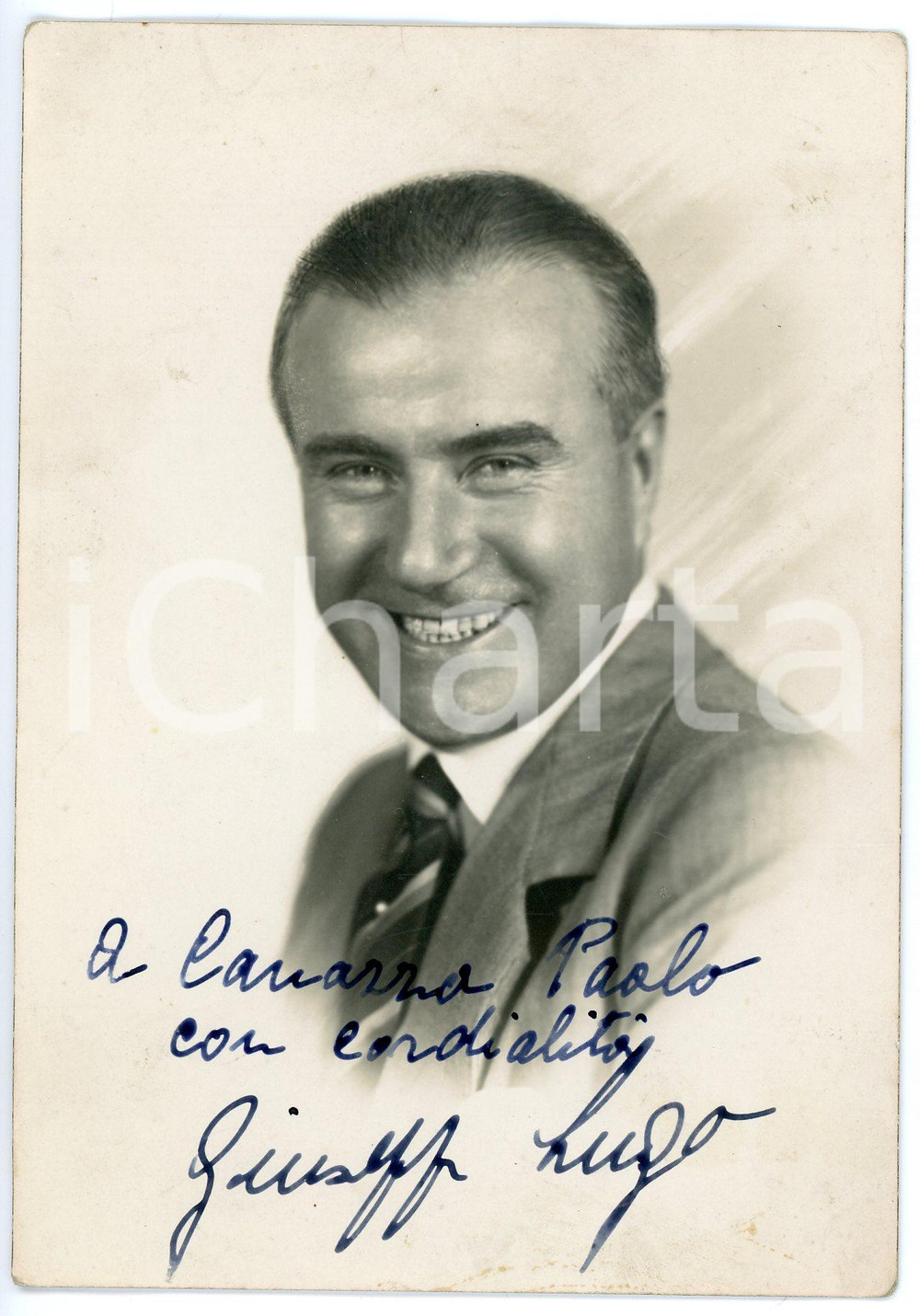 1945 ca LIRICA Tenore Giuseppe LUGO - Ritratto *Foto con AUTOGRAFO DANNEGGIATA Fotocartolina d'epoca, non viaggiata, con autografo.Timbro del fotografo al verso.FOTOGRAFO: A. Zoli - Milano  FAIR/discreto abrasioni al verso Formato: 10x15 cm originale e autentica 1