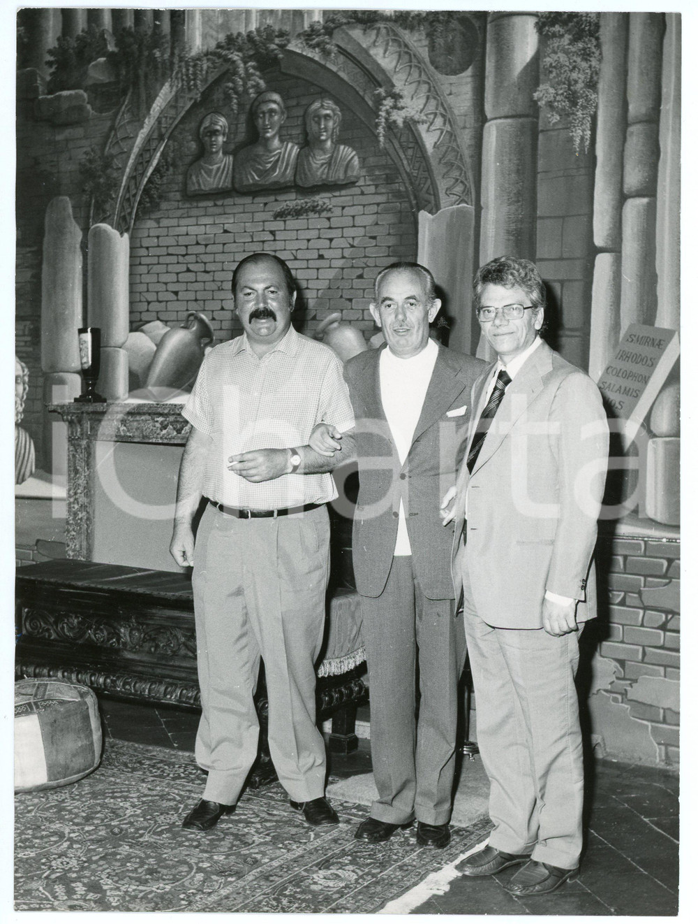 1973 BRESCIA Bruno MARINI Bruno BONI Giuseppe INSELVINI Fondatori BRESCIAOGGI Fotografia d'epoca, con didascalia manoscritta al verso. FAIR/discreto Lieve piegatura all'angolo superiore sinistro, ammaccatura al margine sinistro Formato: 18x24 cm originale e autentica 1