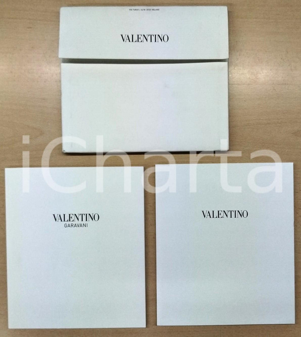 2011 VALENTINO GARAVANI Spring / Summer collection - 2 catalogues with envelope Due cataloghi illustrati con busta originale. PAGINE: 30 + 32 FAIR/discreto abrasione in corrispondenza dell'apertura adesiva della busta Formato: 20x23 cm originale e autentica 1