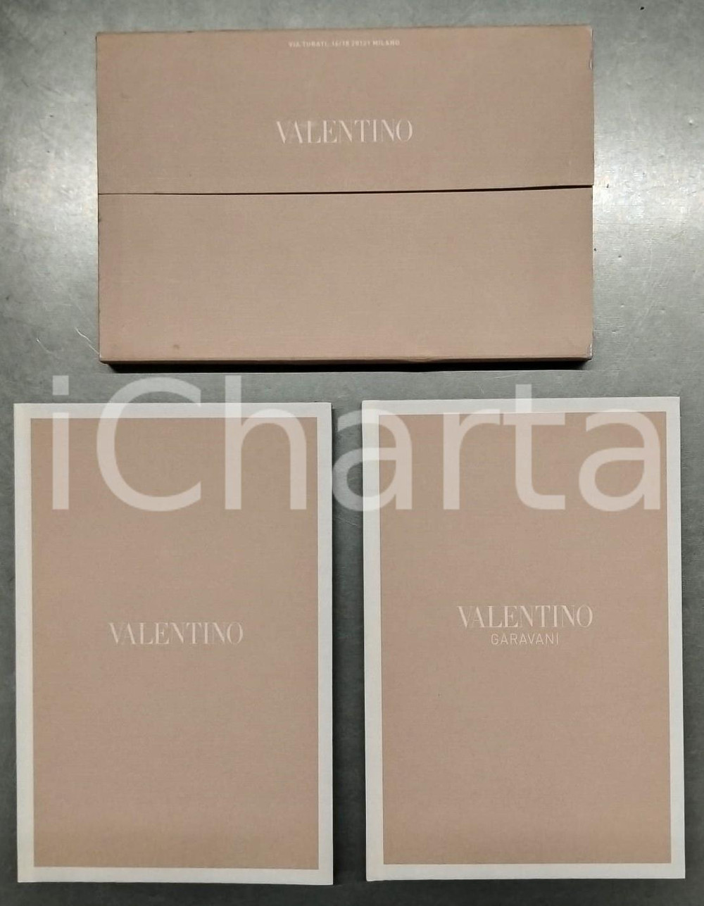 2012 VALENTINO GARAVANI Spring collection - Women's accessories - 2 catalogues Due cataloghi illustrati con busta originale.PAGINE: 32 +36 FAIR/discreto abrasione in corrispondenza dell'apertura adesiva della busta Formato: 15x23 cm originale e autentica 1